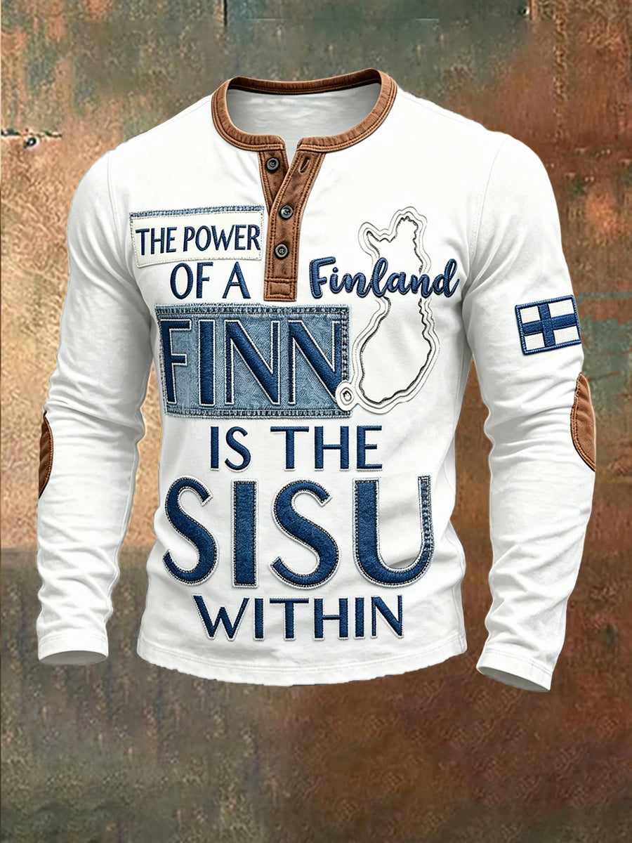 Miesten suomalainen Sisu denimtilkkutöitä ja painettua kuviointia sisältävä rento valkoinen Henley-pääntiillinen collegepaita