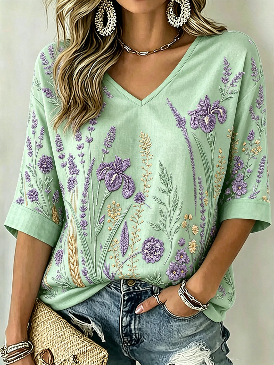 Naisten violetti, kasvikuvioinen, keskipitkähihainen V-pääntiillinen t-paita