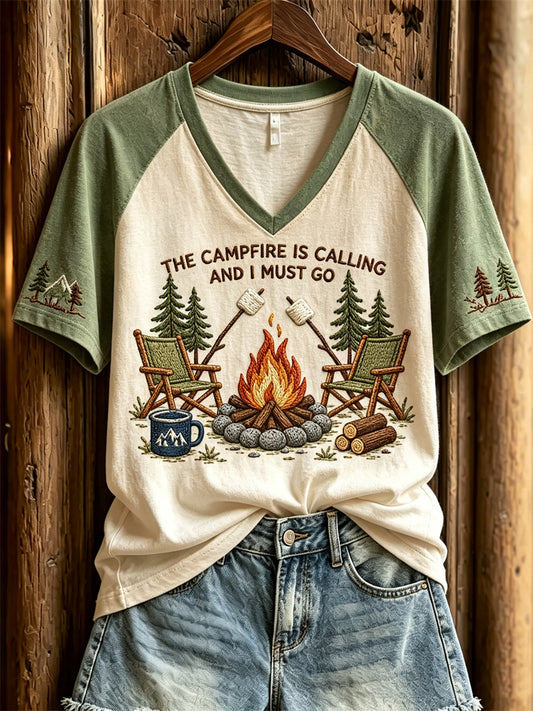 Naisten leirintulitus on Calling ja I Must Go Forest Camping Tulosta lyhythiha T-paita.