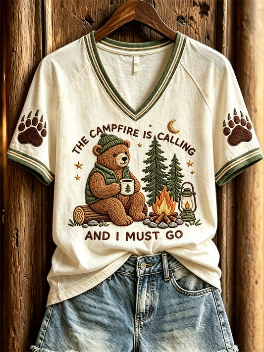 Naisten leirintulitus soittaa ja minä täytyy mennä Camping Bear Tulosta lyhythihainen T-paita.