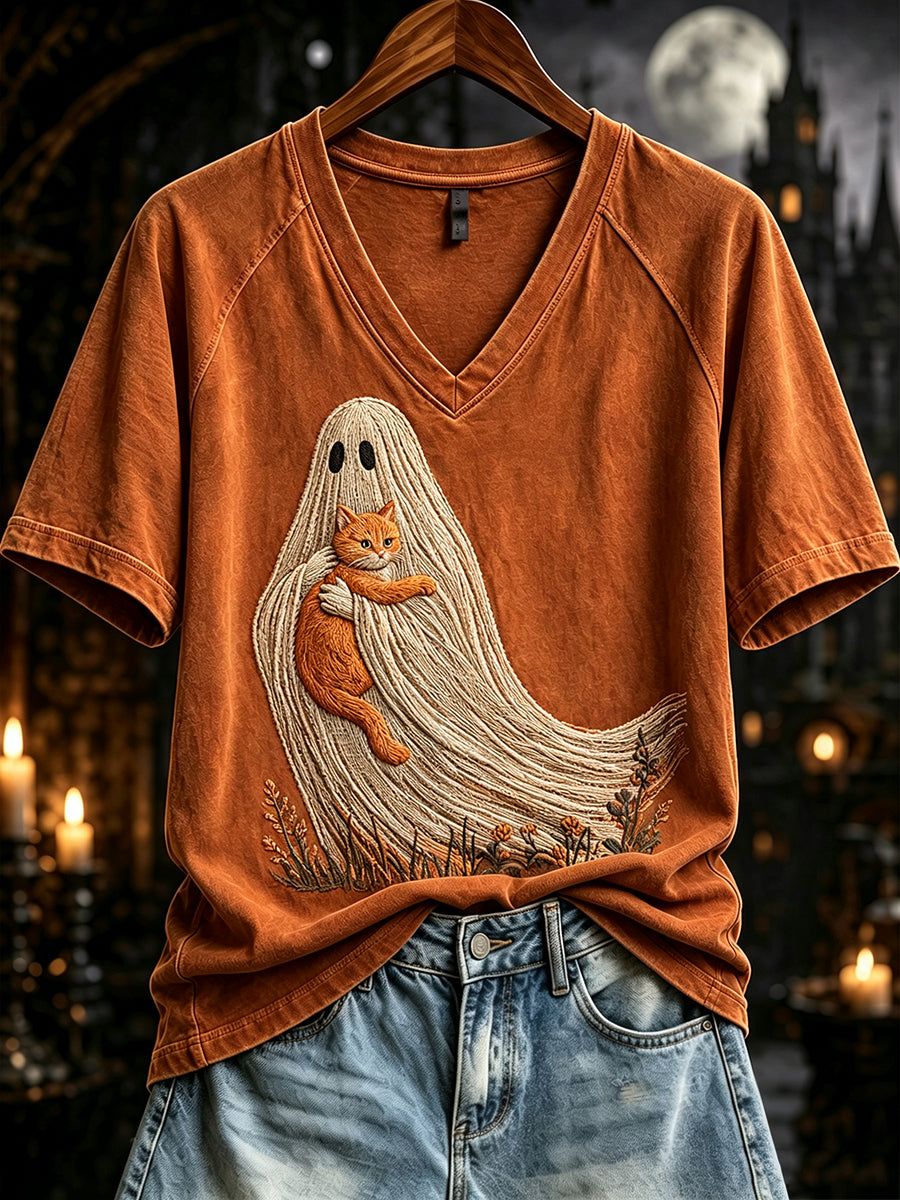 Naisten A Ghost Holding A Cat -painokuvioinen V-pääntiillinen lyhythihainen t-paita